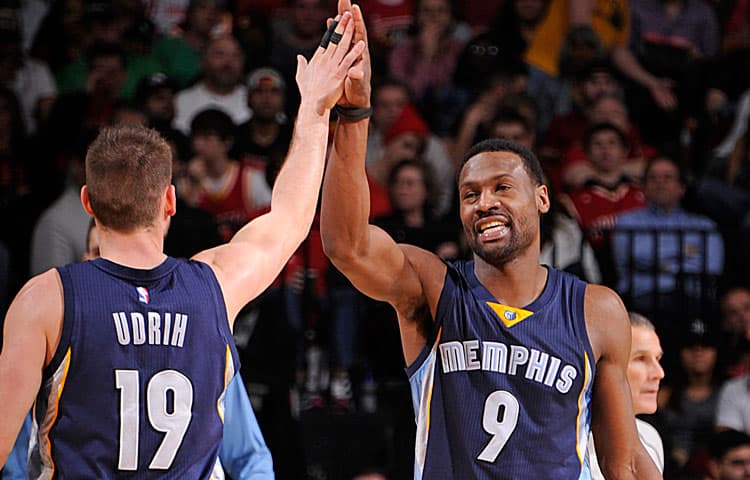 Grizzlies squeeze past Rockets
