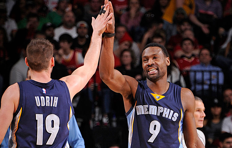 Grizzlies squeeze past Rockets